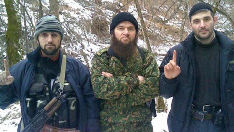 Доку Умаров с двама ислямски бойци