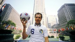 Франц Бекенбауер се снима пред Рокфелер Сентър в Ню Йорк през 1977 г., когато подписва с Космос. Германската легенда печели за втори път "Златната топка" само година по-рано. Кайзерът поема щафетата от Пеле за лице на супертима Космос и футбола в Щатите.