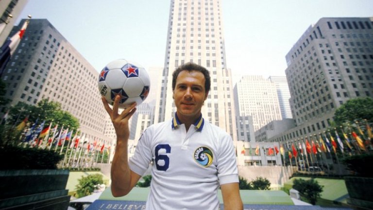 Франц Бекенбауер се снима пред Рокфелер Сентър в Ню Йорк през 1977 г., когато подписва с Космос. Германската легенда печели за втори път "Златната топка" само година по-рано. Кайзерът поема щафетата от Пеле за лице на супертима Космос и футбола в Щатите.