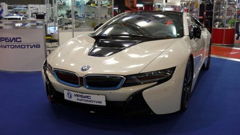 Хибридният BMW i8 също може да се види в София