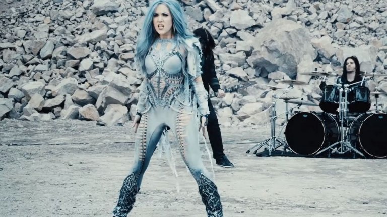 Arch Enemy (Allissa White-Gluz) - The Eagle Flies Alone
За всекиго по нещо, нали така? В случая с Arch Enemy е ясно, че те не могат да бъдат така "масови" като някои други банди в плейлиста. Но отново налице са жени, които показват вокален (макар и специфичен) талант. В случая се спряхме на нещо с Алиса Уайт-Глуз, която преди няколко години замени Анджела Госов.