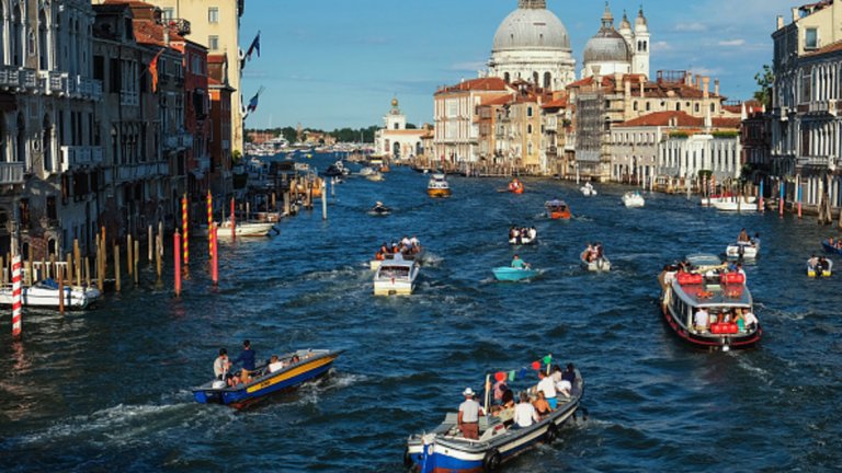 Намери ли Венеция своето решение за проблема с досадните туристи