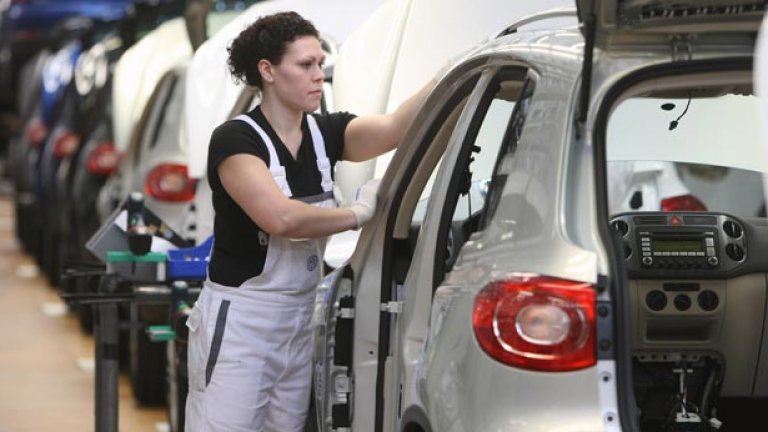 Българките печелят и в категорията най-запознати с колата - 72 % от анкетираните твърдят, че знаят значението на всички лампи по арматурното табло.