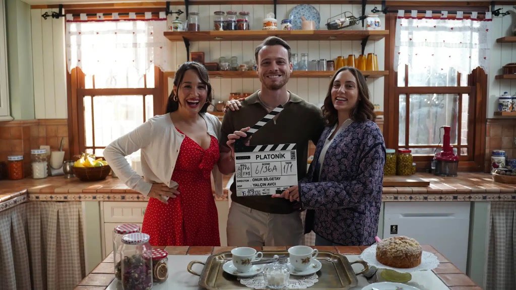 Platonic
Историята започва с пристигането на бизнесмена Каан в Чешме, където той планира да поеме управлението на хотел, собственост на сестрите Гюлтен и Недрет. Те обаче нямат представа какви са истинските му намерения, а това води до поредица от комични ситуации и сблъсъци.
Появата на Каан раздвижва не само отношенията между сестрите, но и ежедневието на служителите и гостите на хотела, превръщайки мястото в сцена на неочаквани обрати, недоразумения и много хумор.