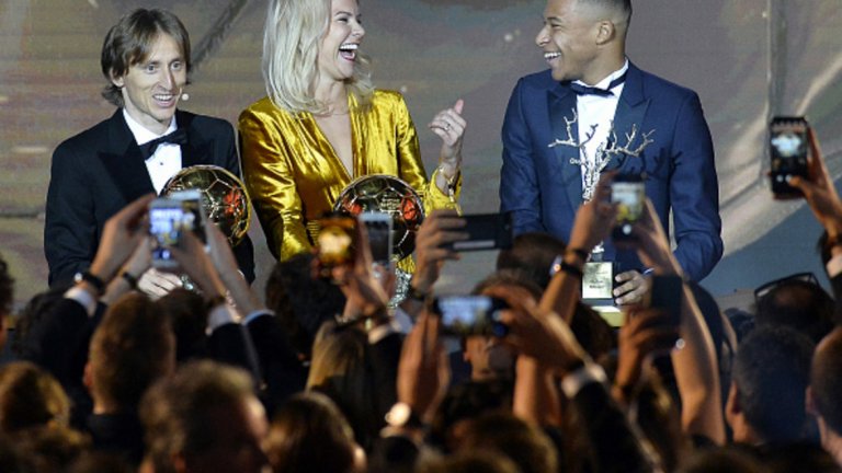 В „Гран пале" в понеделник всичките 1500 поканени гледаха филм, чийто край им беше ясен от по-рано. Но това беше само черешката на фалша, който години наред се вихри около „Златната топка".