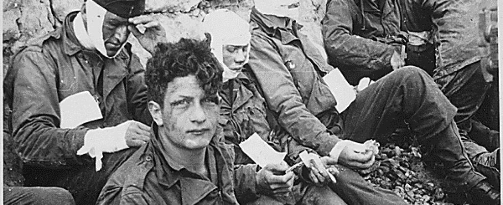 Omaha_Beach_wounded_soldiers,_1944-06-06