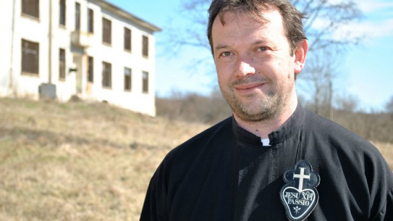 Отец Паоло Кортези, католическият свещеник, който приюти семейство сирийски бежанци, напуска България. Той съобщи това тази сутрин в личната си страница във Facebook