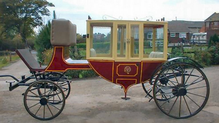 Ако денят на сватбата е дъждовен, младоженците ще се придвижат с още по-впечатляващата карета Glass Coach...