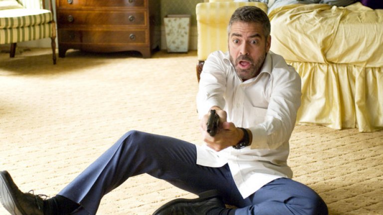 Клуни в ролята на брутално глуповат кадър от службите във Вашингтон Хари Пфарър  в "Изгори след прочитане"