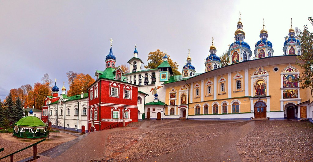 Древният манастир в Печори, Псковска област.