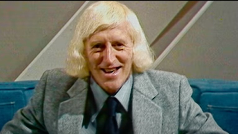Jimmy Savile: A British Horror Story
Къде да гледате: Netflix
Десетилетия наред британският водещ Джими Савил е приеман като национална икона във Великобритания. Чаровен и ексцентричен, той е обичан от зрителите и често издиган до небесата заради филантропската си дейност. Савил дори е посветен в рицарство от британската кралица Елизабет II. 
Но след смъртта му през 2011 г. наяве излиза мрачната истина за живота му. Културната икона приживе е бил системен сексуален насилник, като в капана му са паднали множество деца. Как е успял да се измъкне години наред? Jimmy Savile: A British Horror Story представя различни аспекти от живота на телевизионната звезда, които ще отговорят на този въпрос.
