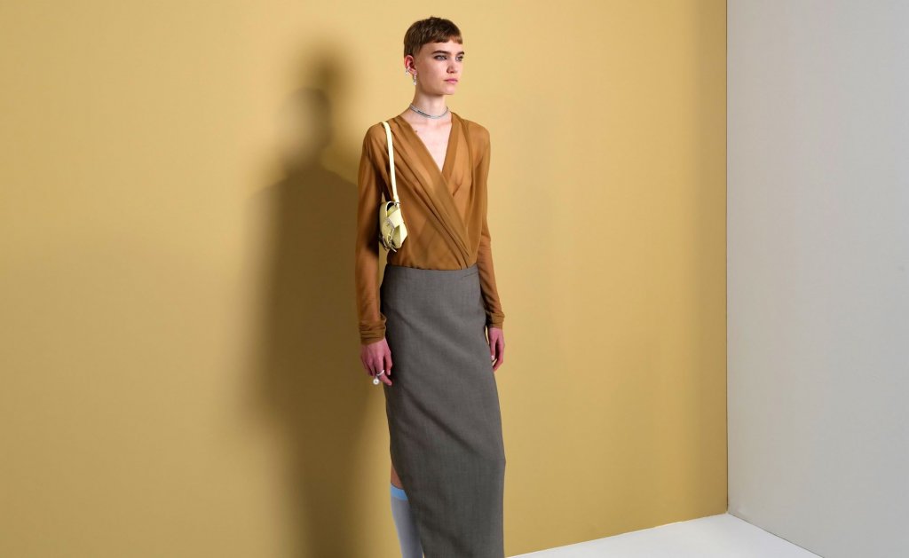 Дългите цепки
Тенденцията да разголите бедра през пролетта също не може да се пренебрегне, особено когато стане дума за полите с дълбоки цепки. Налагащата се дължина при този модел е до коляното, а в съчетание с обувки на висок ток, тенденцията става двойно по-секси.