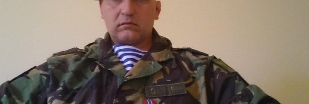 Георги Близнаков с медала си за "служба на Донецката народна република"