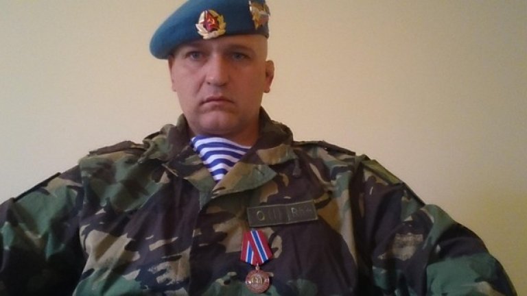 Георги Близнаков с медала си за "служба на Донецката народна република"