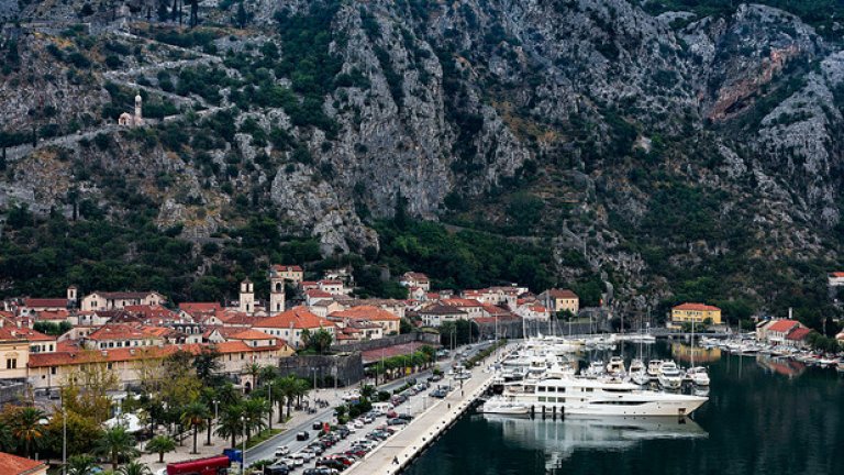 Почетният посланик в Подгорица също е с отнет статут