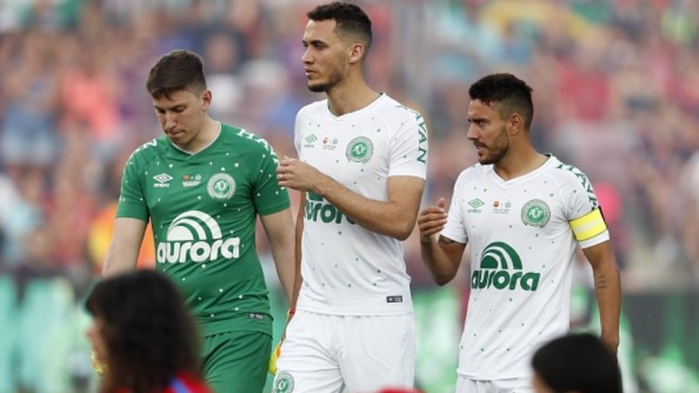 Защитникът Алан Рошел - друг оцелял - взе участие в двубоя и бе заменен в 36-ата минута