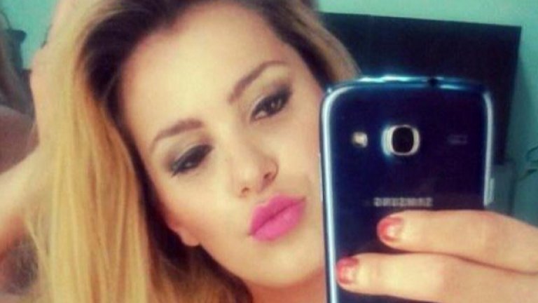 Преди 5 години аржентинският модел Мариана Диарко твърдеше, че Лавеци я е свалял и даже показа, че футболистът й е изпратил свои снимки по прашки. Тя обаче беше отхвърлила набезите му