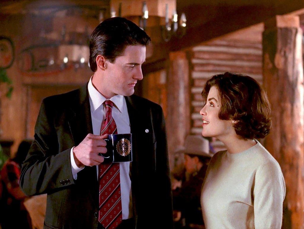 "Туин Пийкс" / Twin Peaks
Има два типа хора - такива, които не харесват "Туин Пийкс", и такива, които го обичат. Вторите също се делят на две групи - такива, които не понасят третия сезон, и такива, които го възхваляват.
Загадката около смъртта на Лора Палмър, привидната любимка на хората в малкото планинско градче, започва да се върти по канала ABC през пролетта на 1990 г. Агентът на ФБР Дейл Купър бързо става фаворит на зрителите, но мистерията е разкрита прибързано още с втория сезон и сериалът приключва с него, след като вече е поел по по-сюреалистичен път.
През 2017 г. Twin Peaks се завръща с нов сезон, който - поне в някаква степен - продължава висящата история около агент Купър, но повдига още повече въпроси. И само от настроението на Дейвид Линч сякаш зависи дали ще получим (някакви) отговори.
