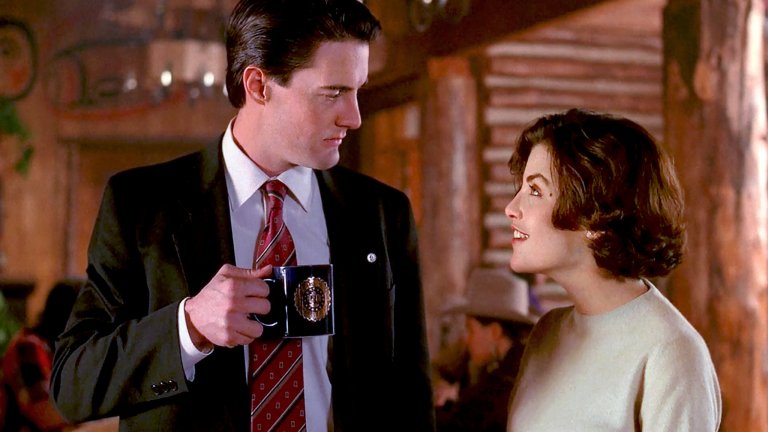 "Туин Пийкс" / Twin Peaks
Има два типа хора - такива, които не харесват "Туин Пийкс", и такива, които го обичат. Вторите също се делят на две групи - такива, които не понасят третия сезон, и такива, които го възхваляват.
Загадката около смъртта на Лора Палмър, привидната любимка на хората в малкото планинско градче, започва да се върти по канала ABC през пролетта на 1990 г. Агентът на ФБР Дейл Купър бързо става фаворит на зрителите, но мистерията е разкрита прибързано още с втория сезон и сериалът приключва с него, след като вече е поел по по-сюреалистичен път.
През 2017 г. Twin Peaks се завръща с нов сезон, който - поне в някаква степен - продължава висящата история около агент Купър, но повдига още повече въпроси. И само от настроението на Дейвид Линч сякаш зависи дали ще получим (някакви) отговори.