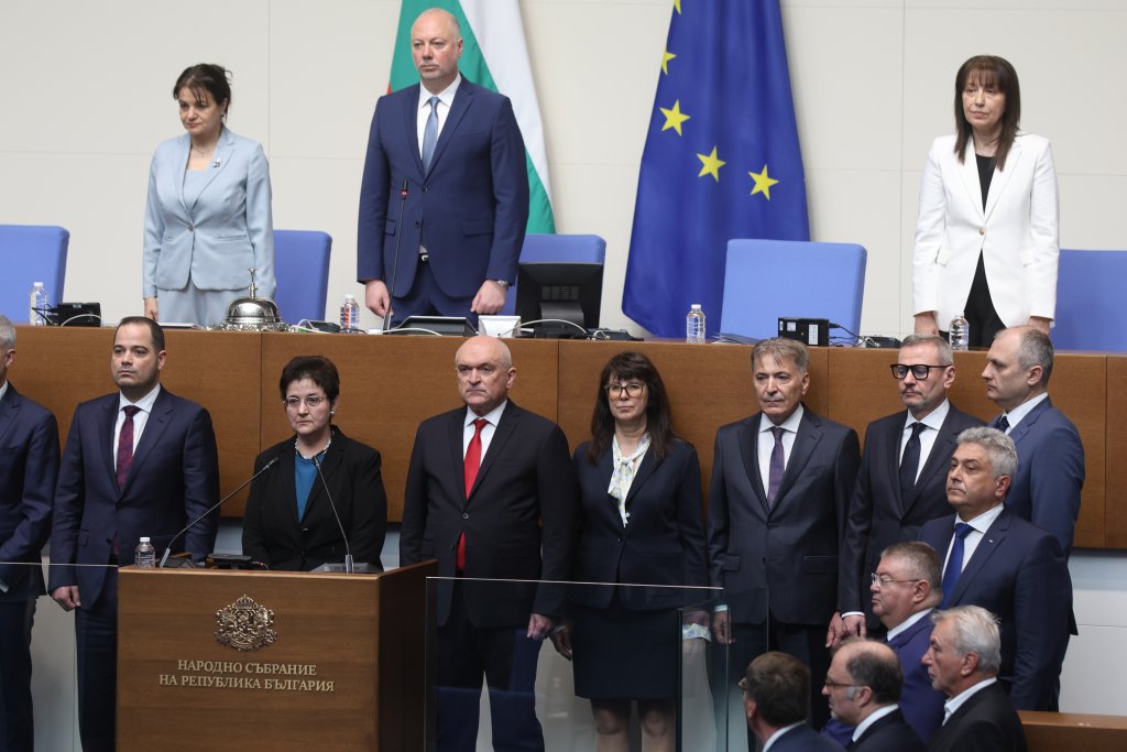 В състава на правителството на Главчев има една промяна в сравнение с представеното пред президента Радев в петък. Промяната е във Външно министерство, което ще бъде оглавено от посланика ни в Черна гора Стефан Димитров вместо от Ивайло Ценов. По думите на Димитър Главчев, Ценов се е оттеглил по лични причини.