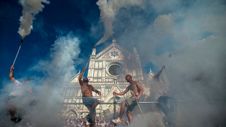 След 50 изтощителни минути „белите“ победиха представителите на червения квартал - Санта Мария Новела - с 6:5 и 1/2 (5 и половина). 27-те гладиатори на Санто Спирито отпразнуваха победата си със заслужен пир с много червено месо в местен ресторант.