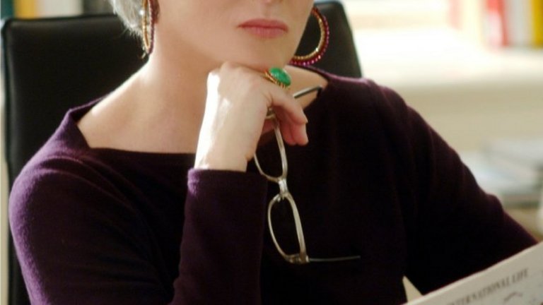 Мерил Стрийп 
21 номинации за "Оскар" и три спечели златни статуетки на Академията. Наградите "Златен глобус" и "Еми" също няма как да бъдат подминати. Не е пресилено да се каже, че Мерил Стрийп е сред актрисите, които владеят Холивуд, но в действителност тя избира да живее далеч от хълмовете на Лос Анджелис.
Стрийп живее в Салисбъри, щата Кънектикът. Тя и съпругът и смятат, че това е перфектното място, на което да са далеч от шумотевицата на светския живот. Те прекарват по-голямата част от годината там, макар че Стрийп има и имоти в Пасадена и Ню Йорк. Къщата и дворът в Салисбъри са разположени на 90 акра и са скрити от любопитните погледи с високи, масивни стени.