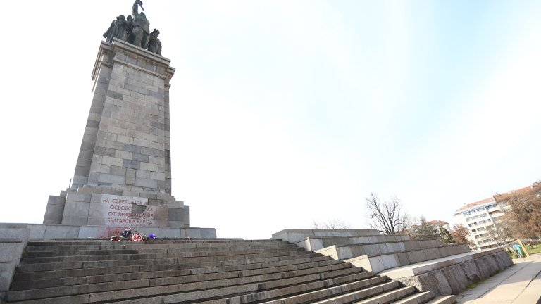 Паметникът на съветската армия осъмна със счупена плоча