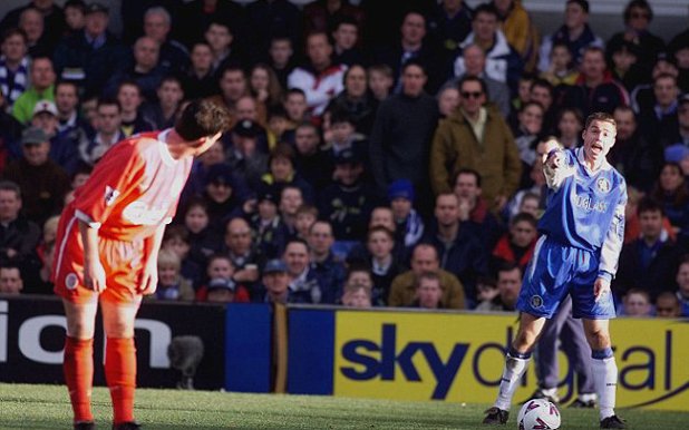 Фаулър имитира повдигане на поличка, за да ядоса Греъм льо Соу от Челси в мача през 1999 г.