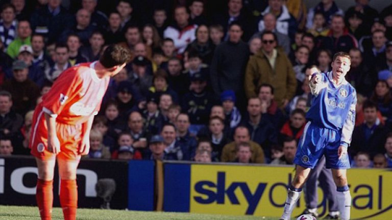 1999 г. Роби Фаулър иронизира Греъм Льо Соу с жестове, които подиграват сексуалната му ориентация (сякаш си повдига въображаема поличка). Любимецът на феновете на Ливърпул бе наказан за 4 мача, а някогашният капитан на Челси никога не му прости.