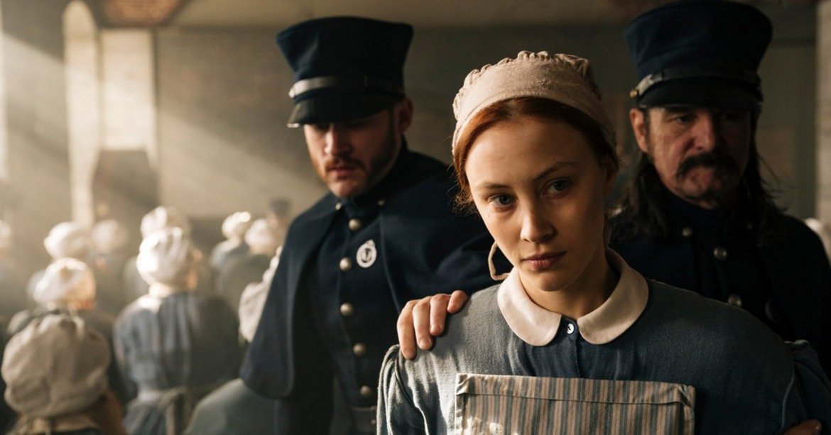 Alias Grace

Сигурни сме, че "Историята на прислужницата" е абсолютният хит, който всеки е гледал, или ако не е, то ще гледа тези дни. Затова пък ние обръщаме поглед към другия сериал, базиран на роман на канадката Маргарет Атууд – Alias Grace. Романът е превеждан у нас, но не предизвиква чак такъв фурор. Сериалът по него е достъпен за цялостно гледане в Netflix и го препоръчваме повече от горещо. Alias Grace разказва за историята на млада прислужница обвинена в убийството на цяло семейство при което работи. Години след случая млад доктор, който се занимава с психология, идва, за да разбере каква всъщност е историята. Чудесно написан и изигран, психологически и измамен, Alias Grace ще ви остави със зяпнала уста.