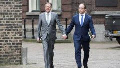 Мъже, които се държат за ръка  на улицата. Такава кампания започна в Холандия в знак на протест срещу хомофобията