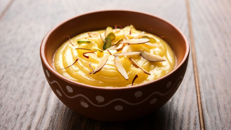 ШрикандВ купа изсипваме 2 чаши кисело мляко и една чаша кондензирано мляко и разбиваме с миксер до получаване на пухкава смес. Добавяме четвърт чаша кокосови стърготини и четвърт чаша захар и отново разбиваме. Прибираме десерта за поне два часа в хладилник. 
Сервираме го добре охладен с украса от ядки или шоколад.