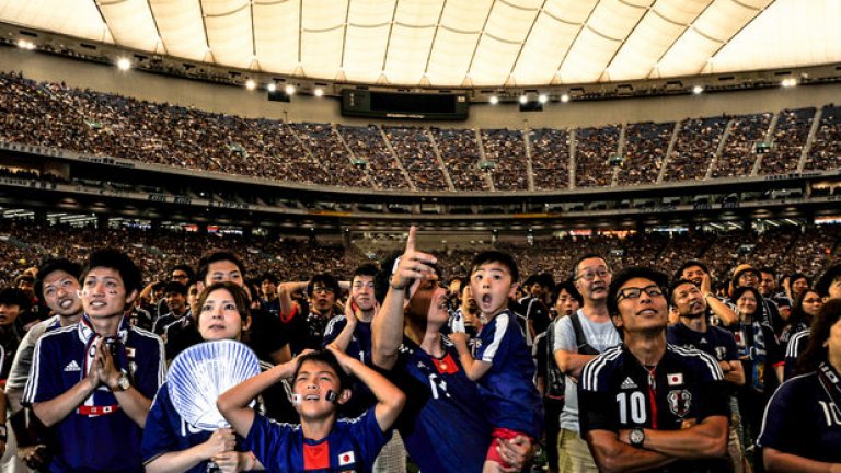 Десетки хиляди не спят в Япония, защото мачовете са рано сутрин. Организират се гледания в театри, на стадиони (в този случай в Йокохама) и къде ли не. Страната е луда по футбола от мондиала преди 12 години, на който бе домакин.