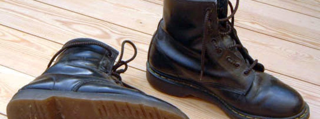 Dr_Martens,_black,_old