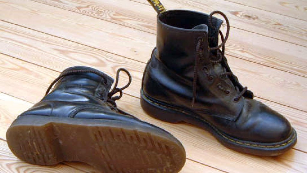 Dr_Martens,_black,_old