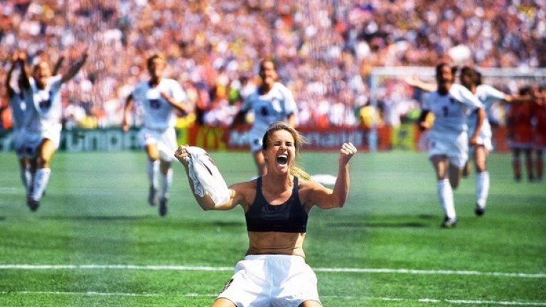 10 юли 1999 г. Бранди Честейн е вкарала победната дузпа и САЩ е световен шампион по женски футбол. Тя съблича фланелката си, а кадърът остава най-символният в историята на спорта за дами.