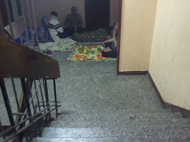 Един от обитателите на дома ми изпрати тази снимка. Вижда се къде спят някои от хората.