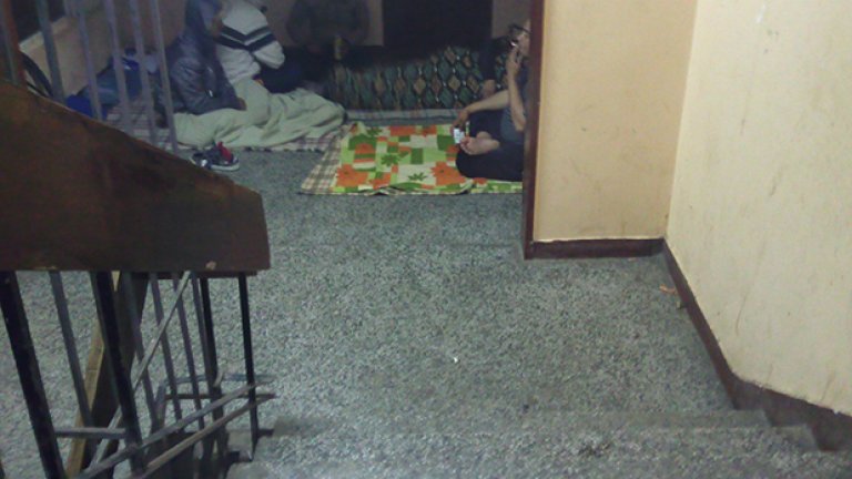 Чужденци спят на пода в друг бежански център - в столичния кв. "Овча купел". Там условията са доста по-добри от тези във Военна рампа