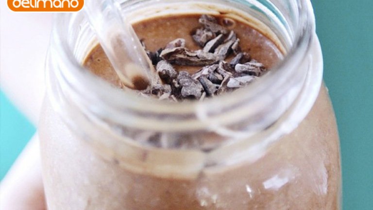 Шоколадово смути за детоксикация
• 50 г спанак  
• 2 с.л. какао (сурово, на прах, стърготини или зърна) 
• 1/2 ч.ч. неподсладени кокосови стърготини 
• 3 листа мента  
• 30 г ягоди  
• 1/2 с.л. канела  
• 1 ч.ч. бадемово мляко  • кокосова вода до линията на уреда 
Пълно е с антиоксиданти и помага за повишаване на нивата на серотонин, хидратира тялото с електролитите, от които се нуждае