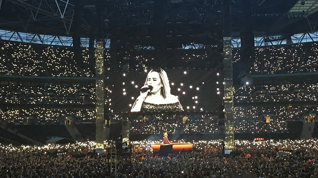 1024px-Adele_Live_2017_-_The_FINALE_-_WEMBLEY_Stadium_-_LONDON_-_Make_You_Feel_My_Love_(night_2,_June_29th)