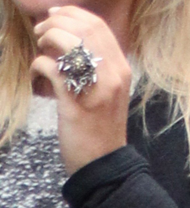 "Дейли мейл" се спря на пръстена на ръката на Мария.