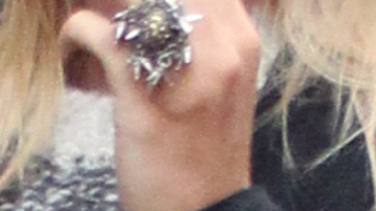 "Дейли мейл" се спря на пръстена на ръката на Мария.