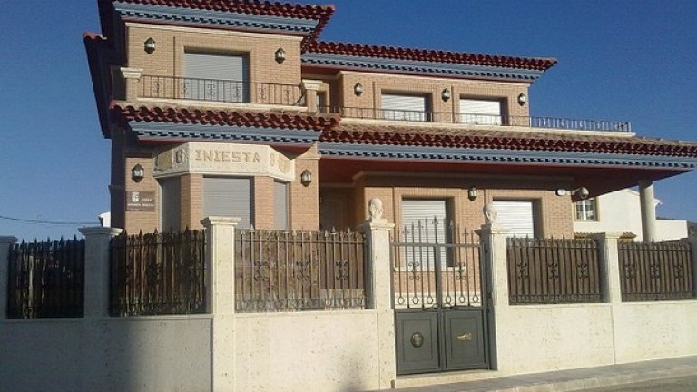 Името Иниеста стои гордо на фасадата на дома на испанеца.
