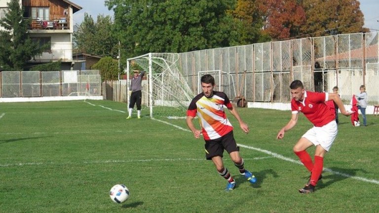 5. Един от учениците в атаката на ЦСКА 1948 Георги Божилов (вдясно) в двубоя срещу Орловец (Кокаляне)