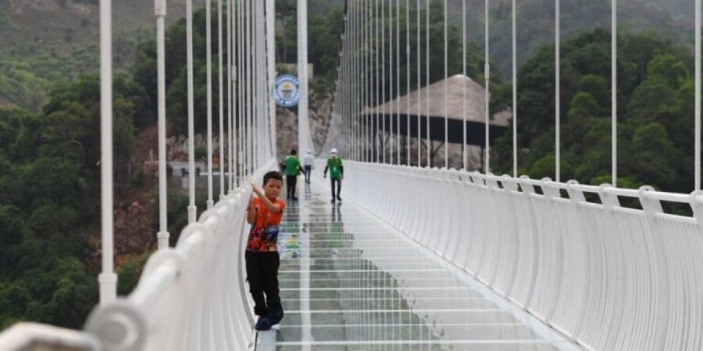 little-boy-on-longest-bridge-in-the-world-768x512