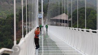 little-boy-on-longest-bridge-in-the-world-768x512