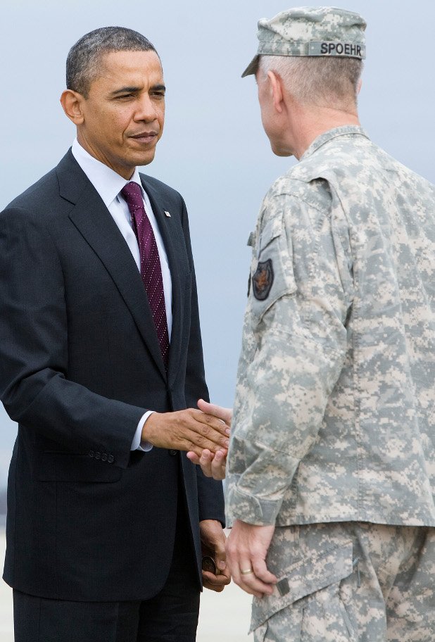 Президентът на САЩ Барак Обама поздравява войник по време на церемония по случай  завръщането на американската армия от Ирак