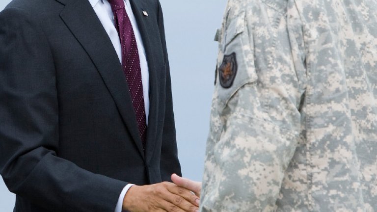 Президентът на САЩ Барак Обама поздравява войник по време на церемония по случай  завръщането на американската армия от Ирак