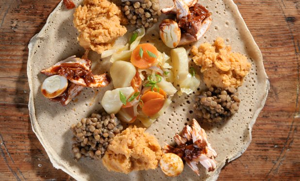 Основата на етиопската кулинария е инджера - тънка и пухкава палачинка, която се прави от брашно от теф.  
Снимка: Списание "Меню"