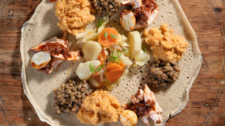 Основата на етиопската кулинария е инджера - тънка и пухкава палачинка, която се прави от брашно от теф.  
Снимка: Списание "Меню"